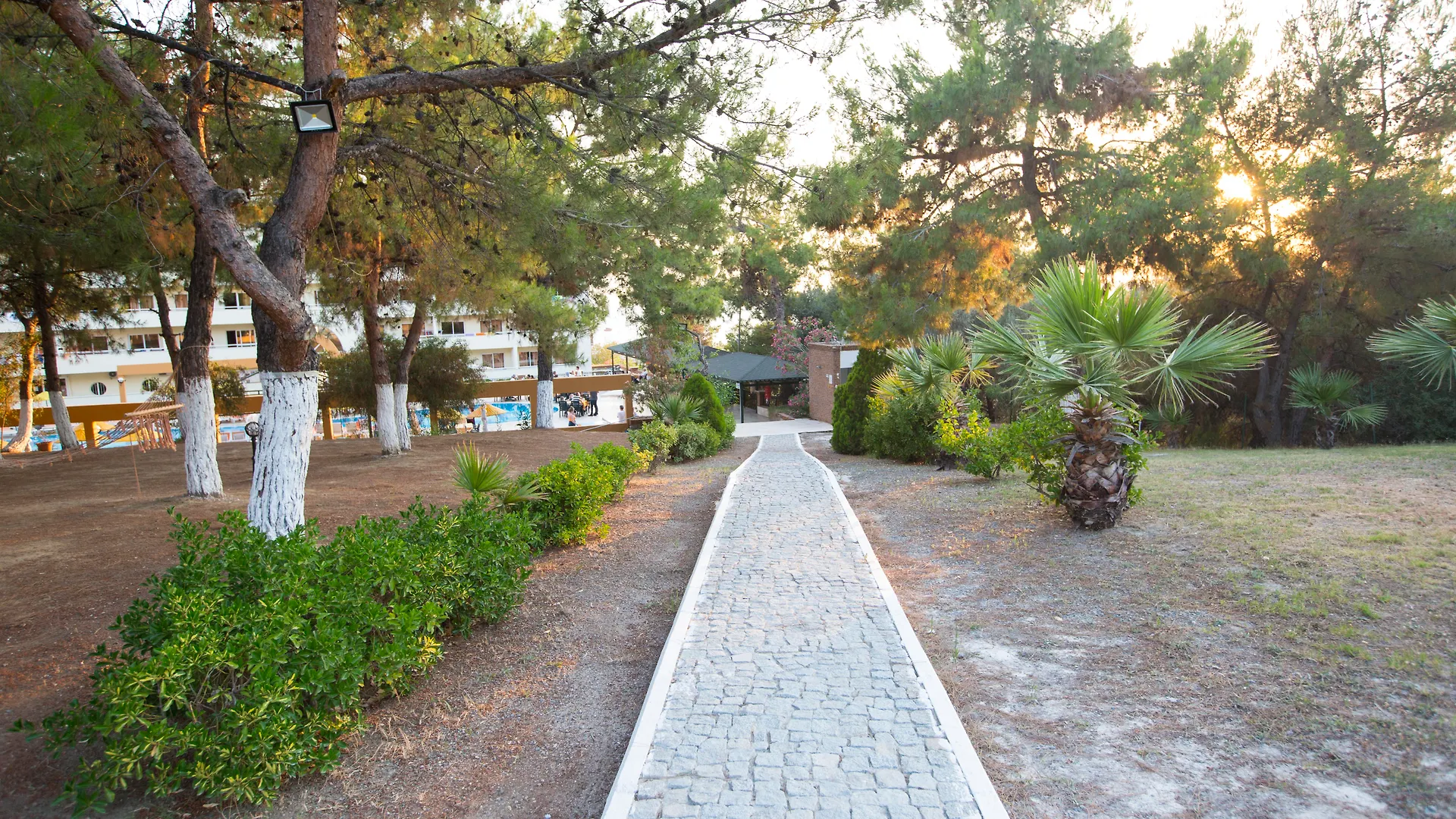 Tuntas Family Suites Kuşadası 4*,