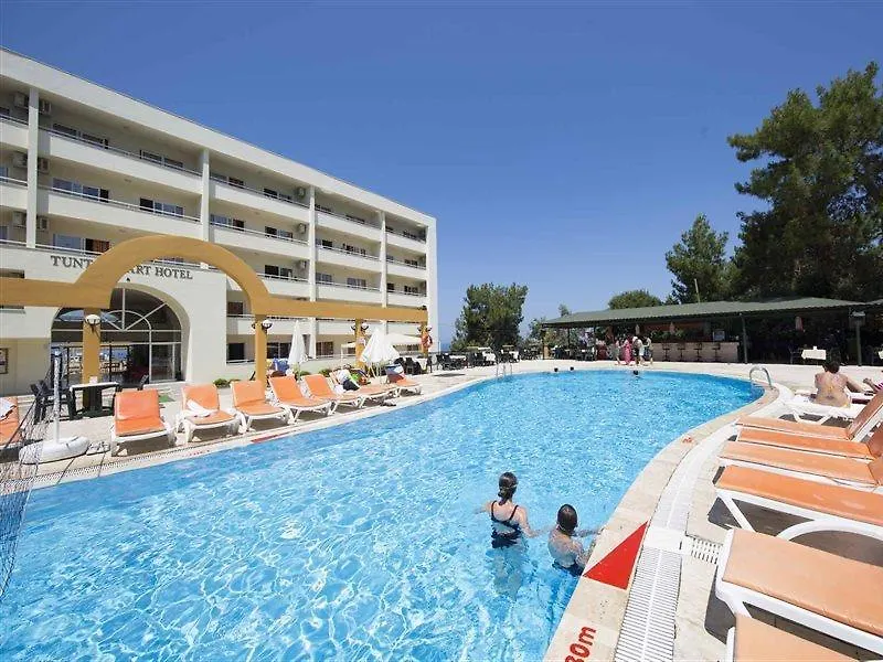 Tuntas Family Suites Kuşadası 4*,