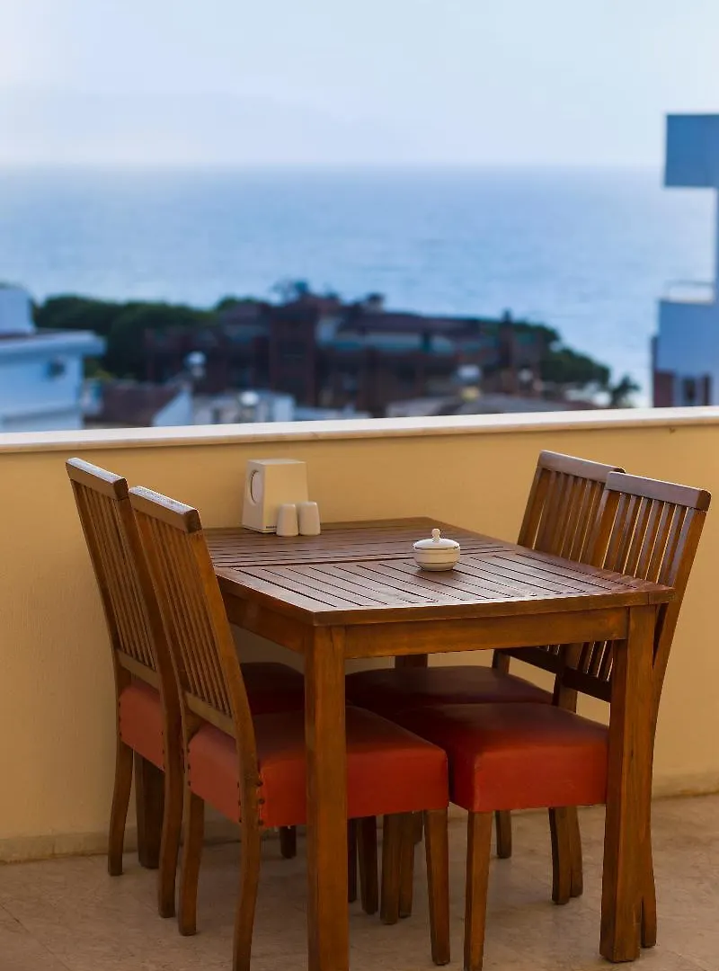 Tuntas Family Suites Kuşadası 4*,
